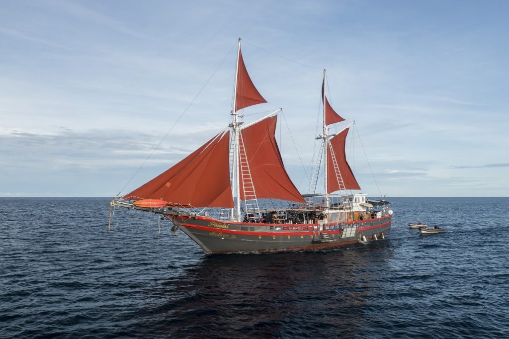 PADI Instructor on a luxury livaboard,the Phinisi